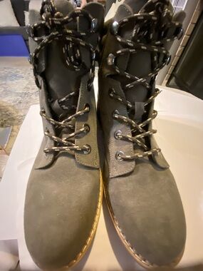 Women's Olive Lace-Up Ankle Boots - Suede Finish